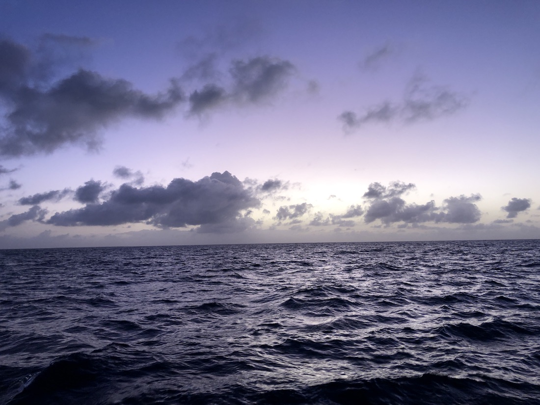 Восход в океане