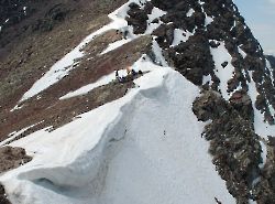 Перевал Кынырчат, карниз на спуске в сторону д.р. Аксаут