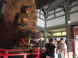 The Byodo-In Temple и Будда.