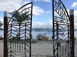 Jost Van Dyke, Great Harbor, церковные ворота в разрушенной ураганом церкви