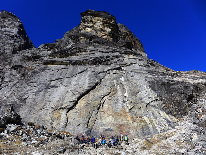 Сумашедшие самоубийцы, включая гидов под Перевалом Чо Ла (Cho La Pass, 5420м), спуск к Дзонгла (Dzongla)